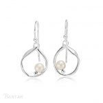 White freshwater pearl earringsBY494